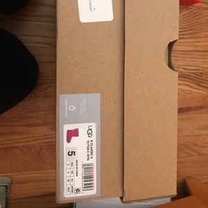 UGG - GIRLS YOUTH size 5 K Classic Short II Boots